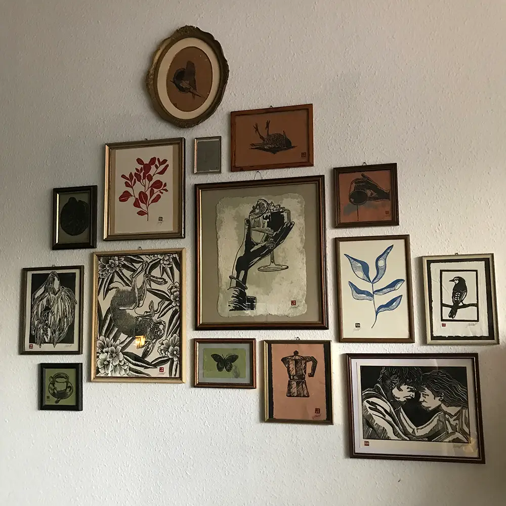 framed linoprints printed by Ronja Hollkott displayed at a späti in connewitz